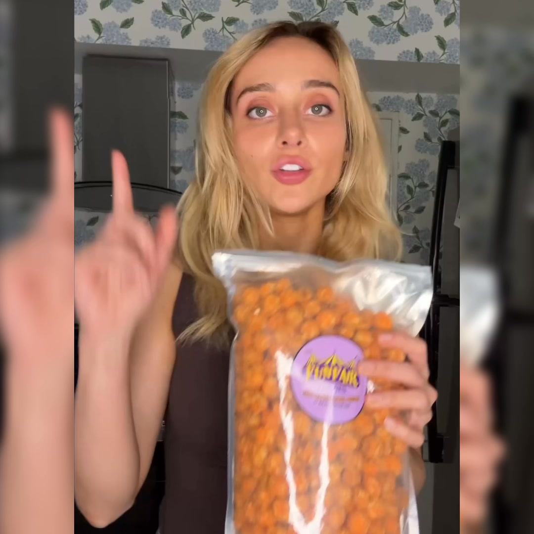 BulkCandyStore.com Facebook ad: Two flavors. One epic crunch.