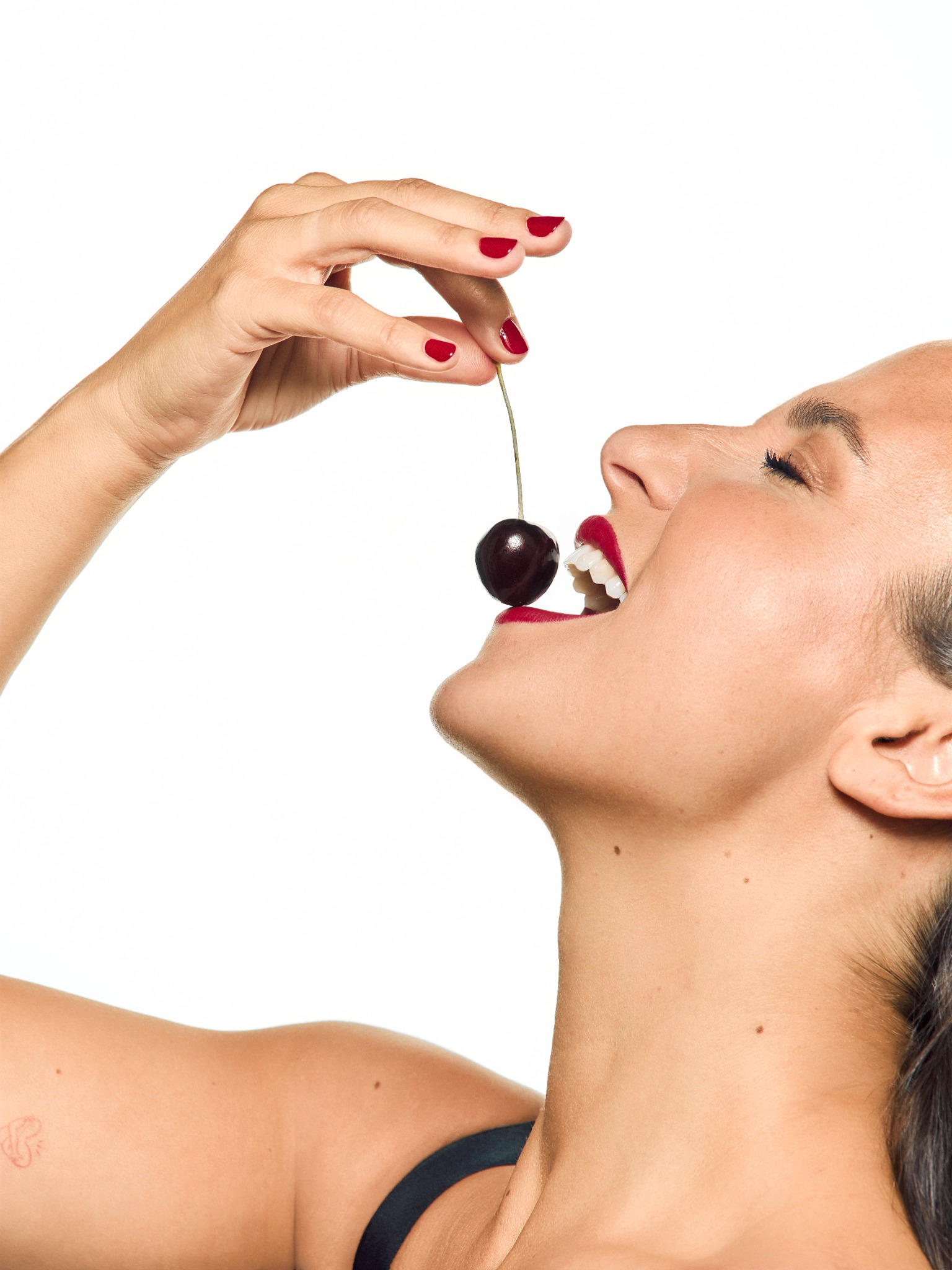 ELLE España Facebook ad: @mpombor protagoniza la colaboración entre @opi_spain y…
