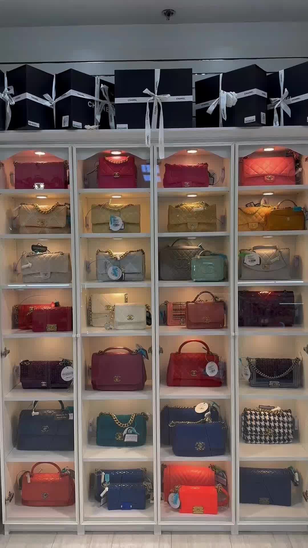 Dallas Designer Handbags Facebook ad: Find It. Love It. Flaunt It.