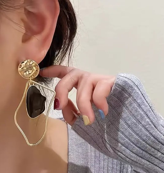 ChicNest Facebook ad: Yaga - marketplace for preloved fashion