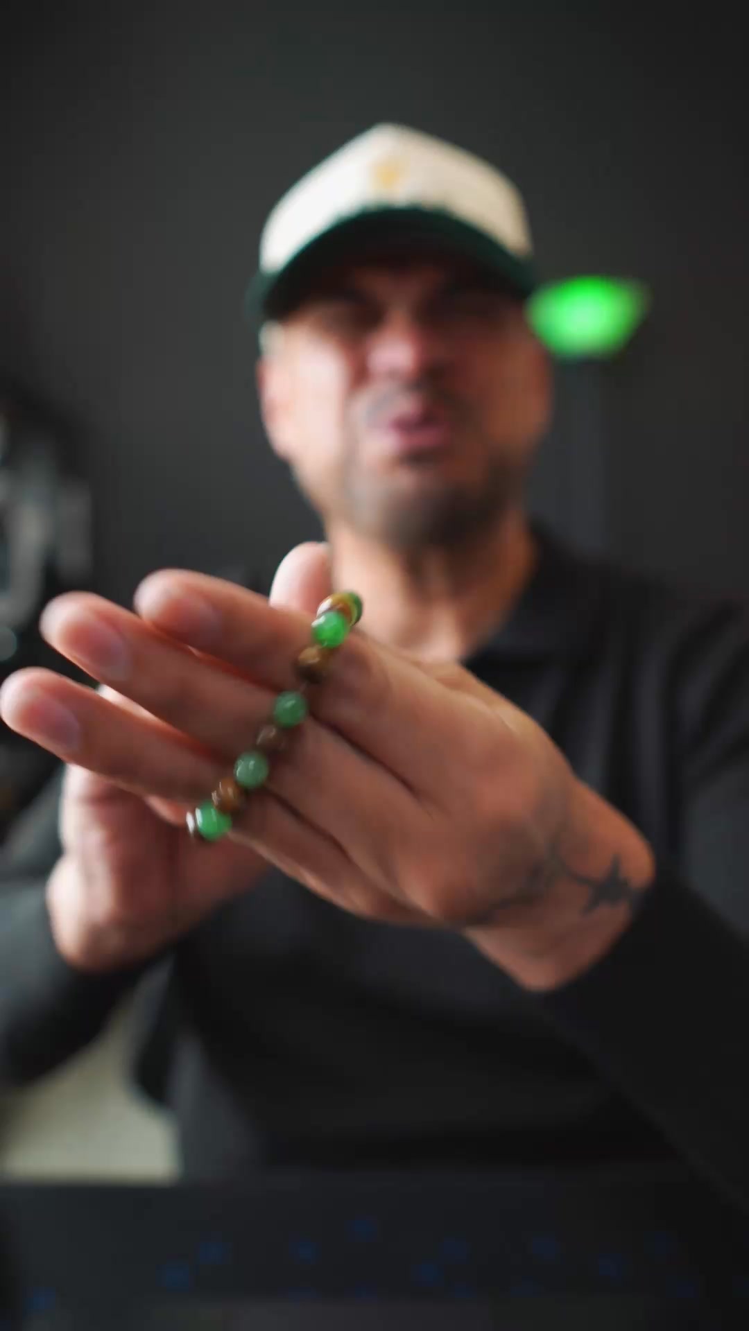 Kilayu Facebook ad: Pulsera de Ojo de Tigre y Cuentas Verdes…