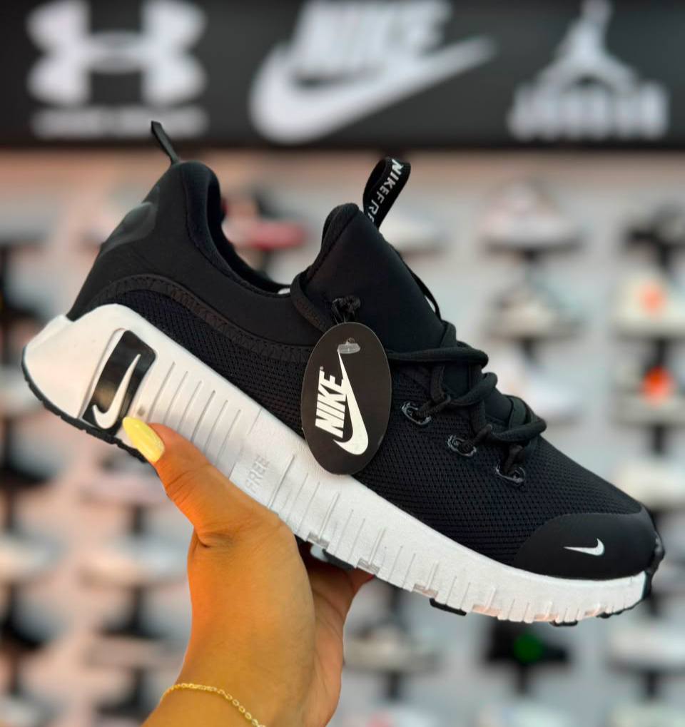 RM Panther Facebook ad: ¿Quien te dijo que los tenis cómodos no…