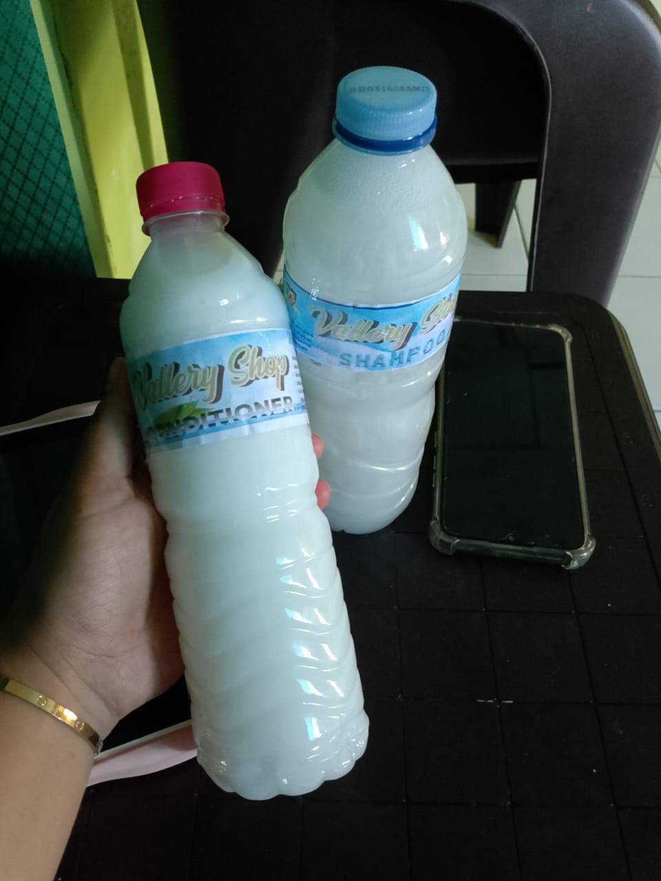 Vallery shop Facebook ad: Tersedia