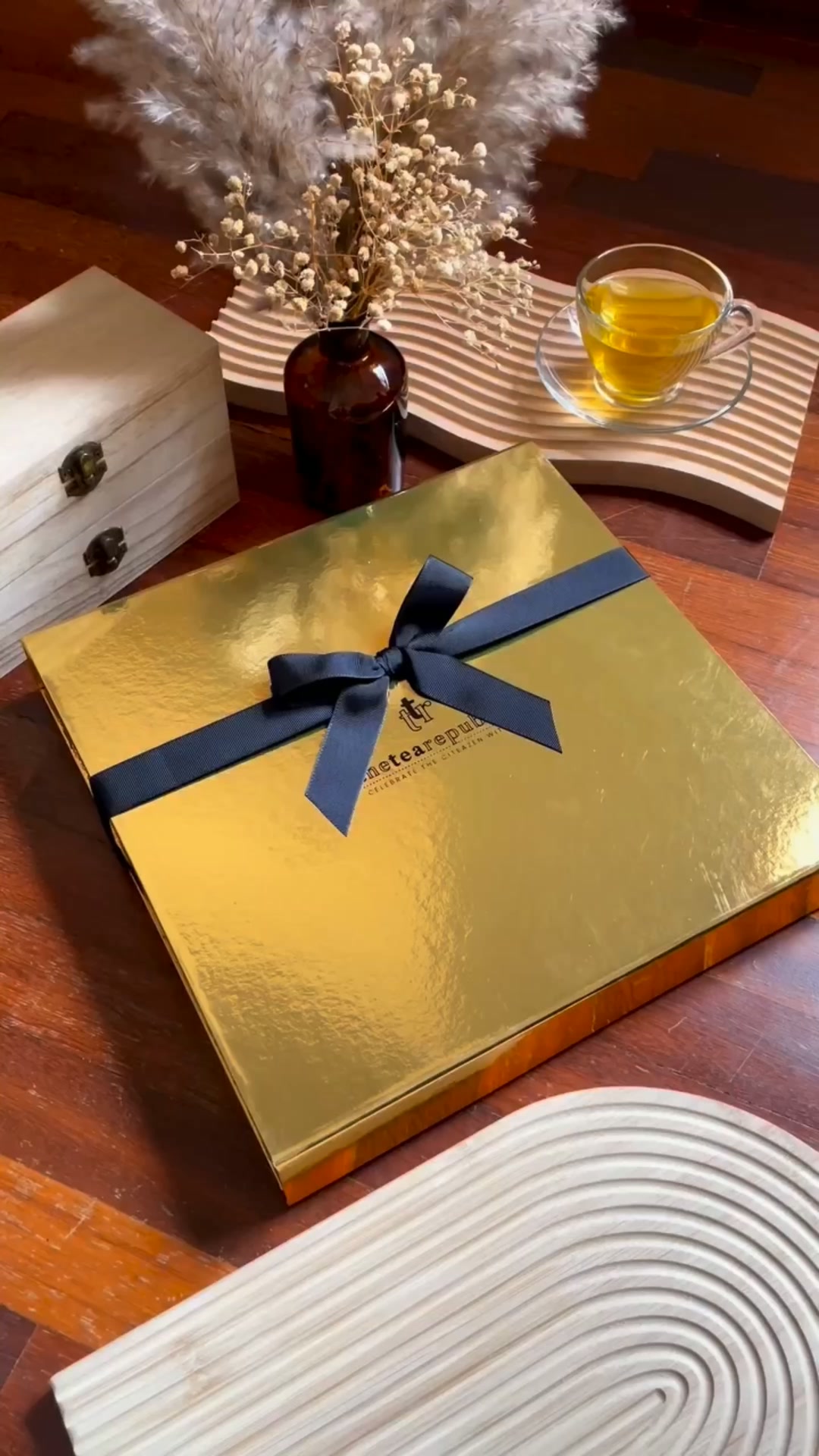 The Tea Republic Facebook ad: Tea gifts worth giving. Shop at ttr.com.my