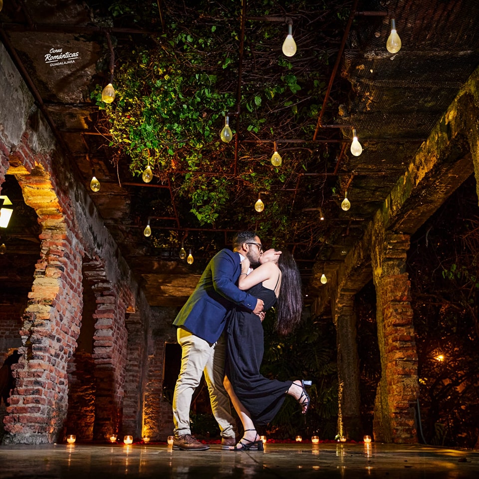 Cenas Románticas Guadalajara Facebook ad: Celebra el amor con una Cena Romántica Privada