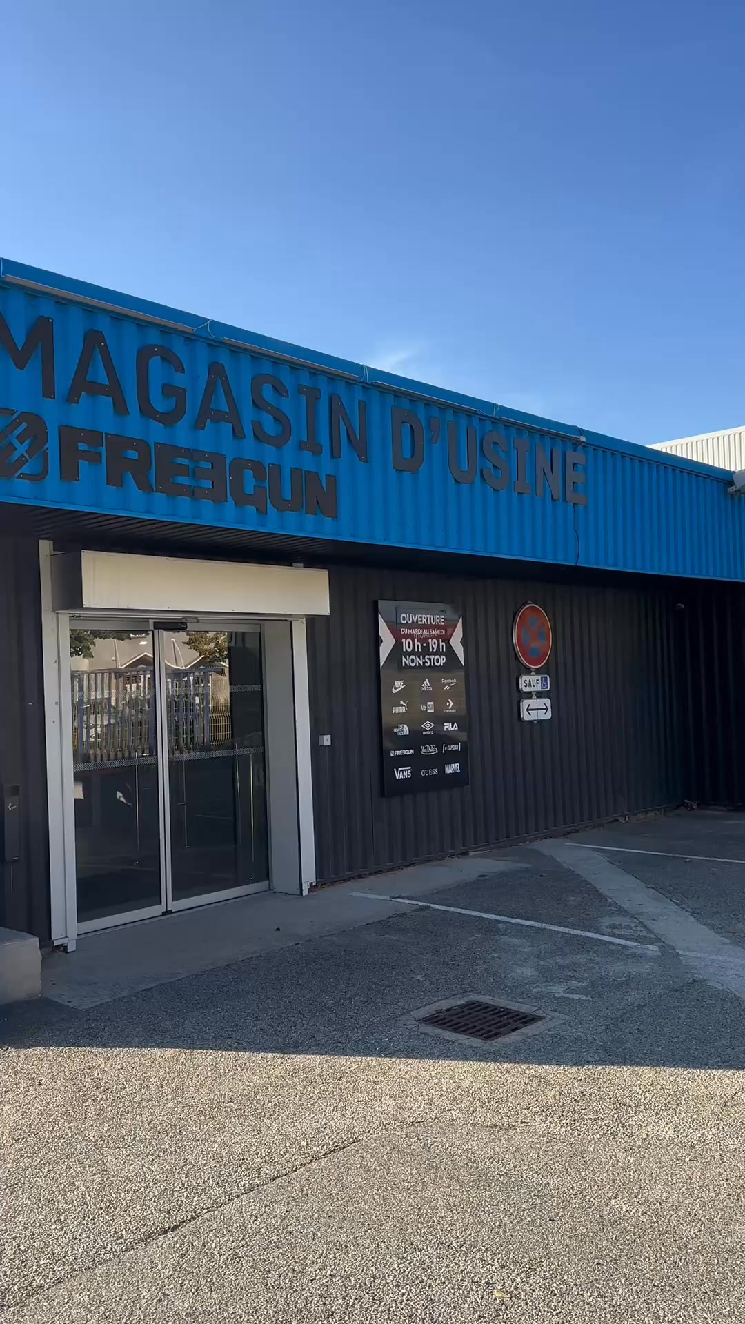 Magasin d'usine Freegun Facebook ad: Des marques du sport, du fun! Vêtements, sous vêtements…