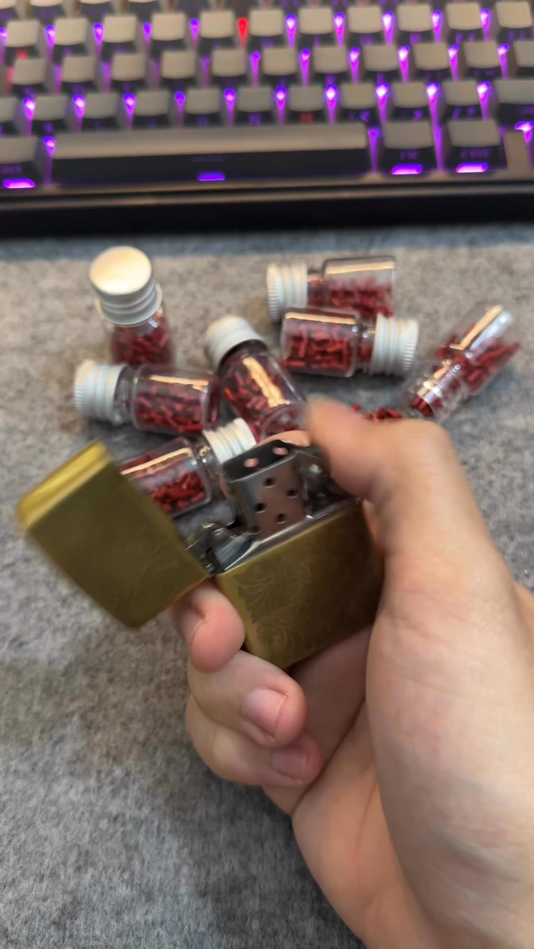 Phụ kiện zippo giá rẻ Facebook ad: Lọ 100 viên đá đỏ giá chỉ 99k…