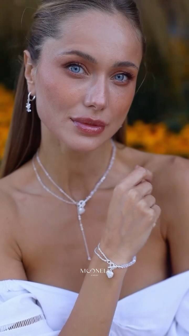 Mooneli jewelry Facebook ad: Кольє, яке виглядає дорого і дуже жіночно.