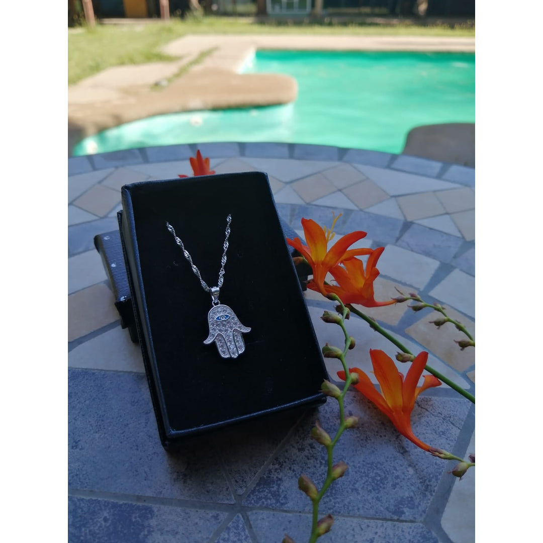 Hechizo de Luna Facebook ad: Brilla con Protección: Joyas de Plata y Amuletos…