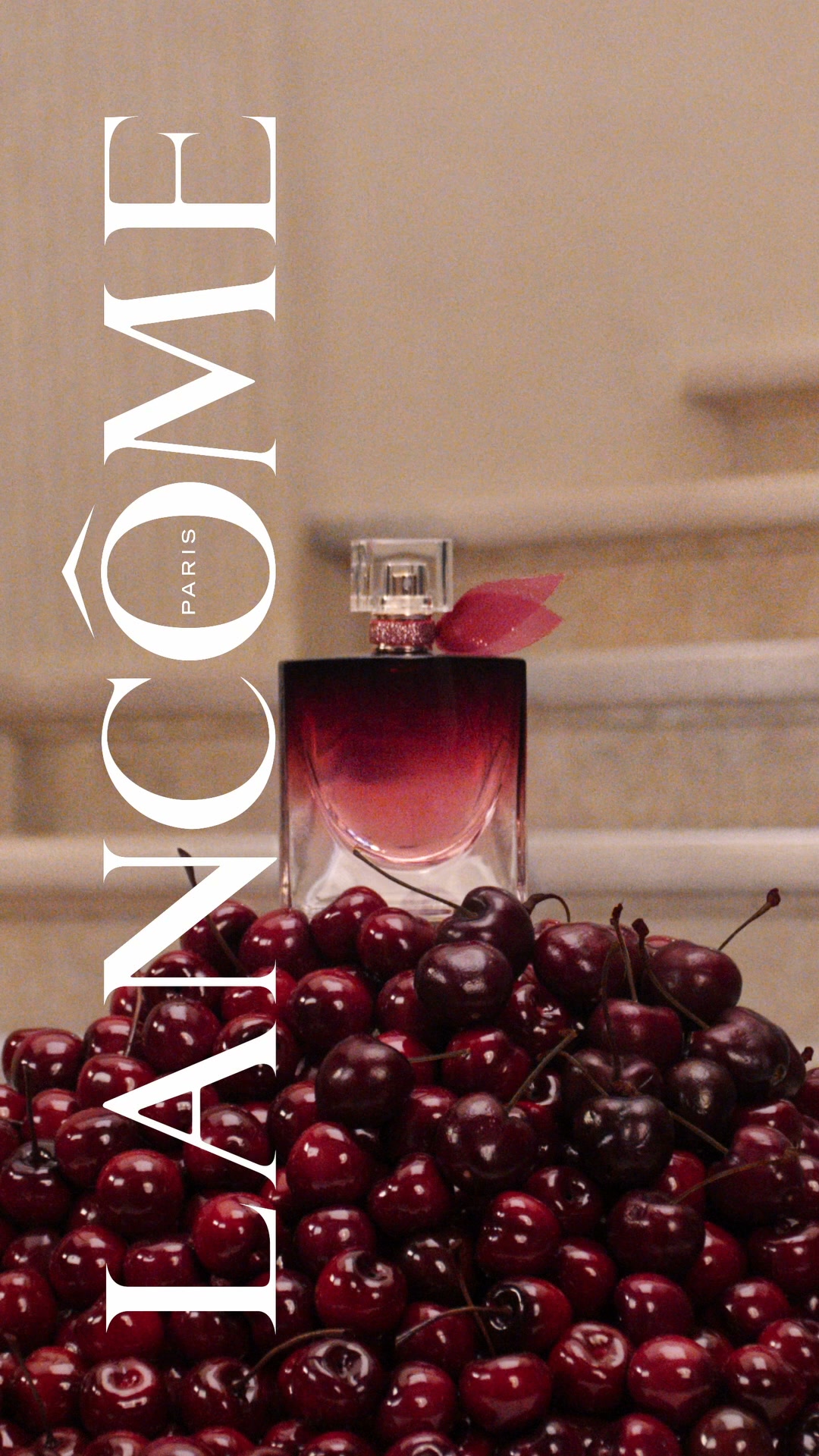 Lancôme Facebook ad: Noul parfum Very Cherry