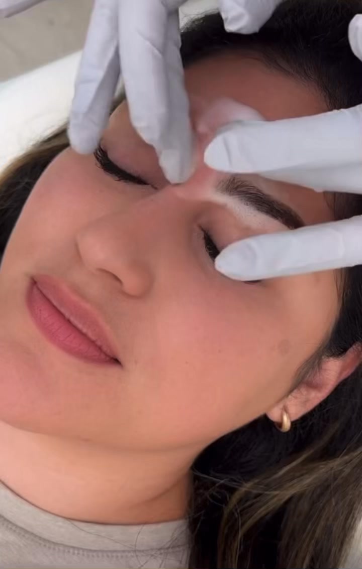 Face signature Facebook ad: Powder brow effet, poudre et naturel
