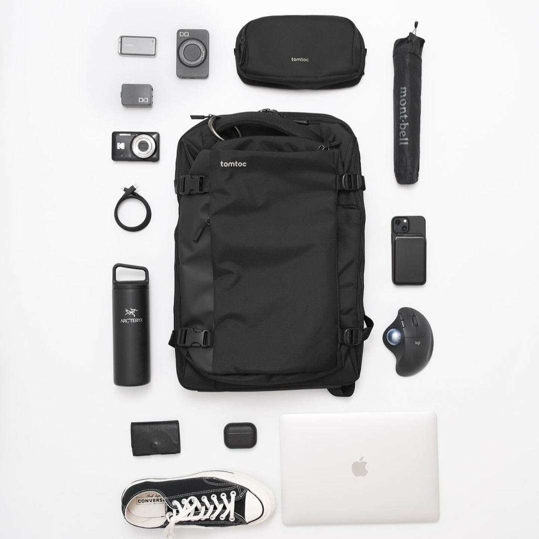 tomtoc Facebook ad: Travel light. Move smarter.