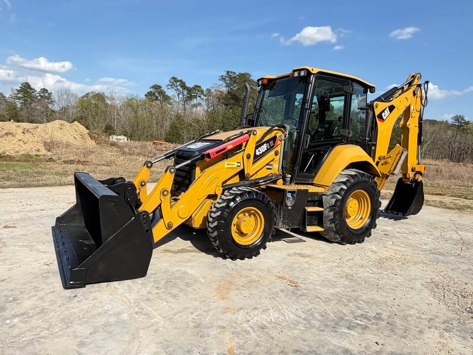 ID-FarmEquipment Facebook ad: $22,500 - 2017 CATERPILLAR 430F2 IT