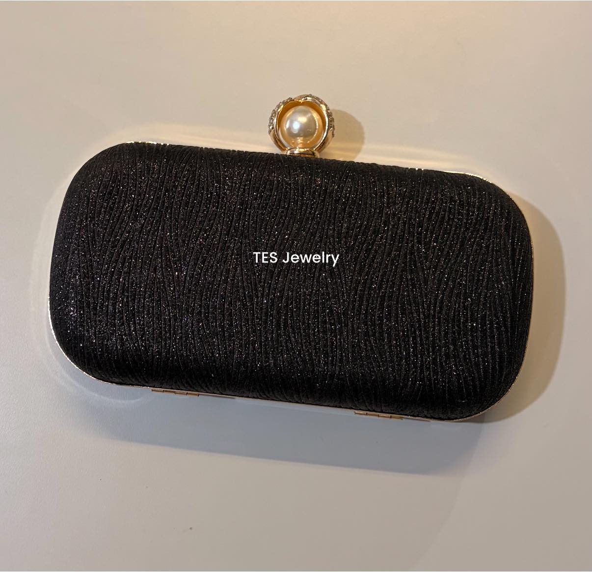 TES Facebook ad: We are giving out clutch purses…highlight the purse…
