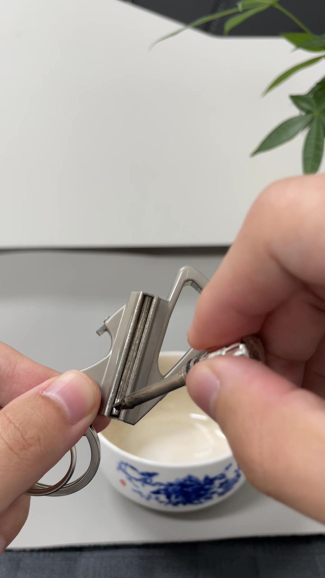 Limorence.com Facebook ad: Permanent Match Multitool Keychain Lighter