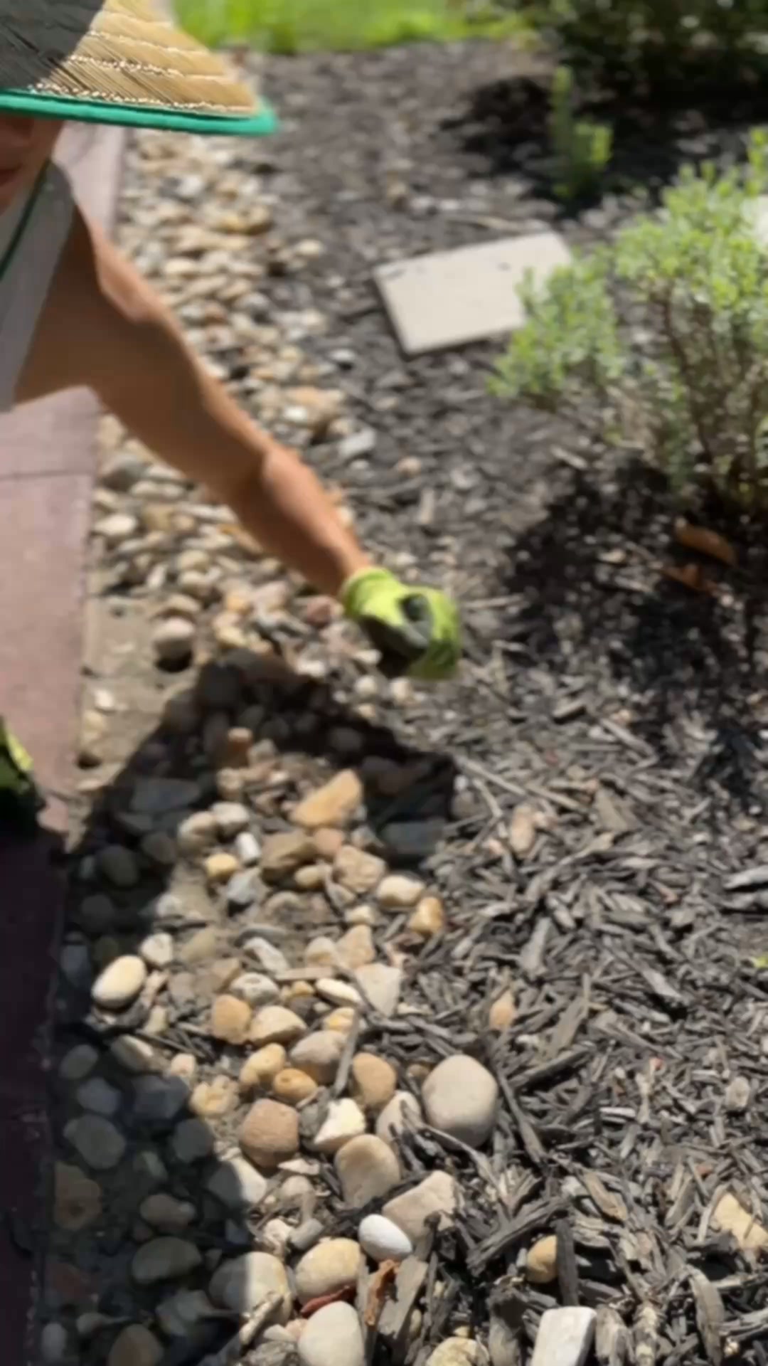 Edge Right Facebook ad: Keep mulch in. Let water out.