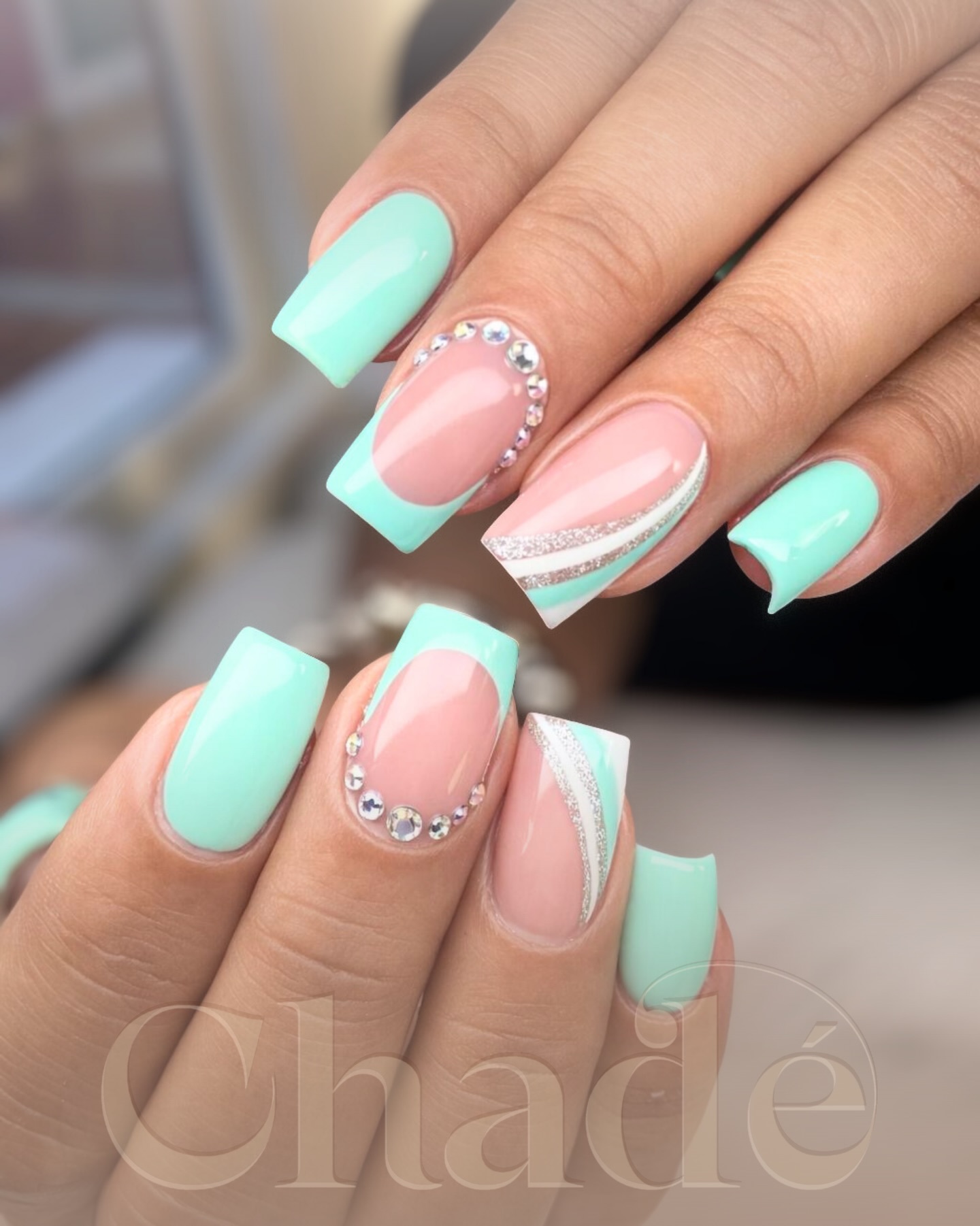 Chadé Nail Bar Facebook ad: 𝗠𝗔𝗡𝗜𝗖𝗨𝗥𝗘 • 𝗡𝗔𝗜𝗟 𝗔𝗥𝗧 • 𝗚𝗘𝗟 •…