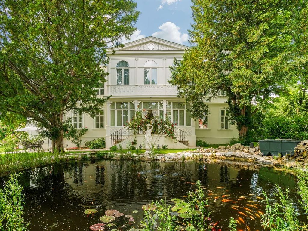 LuxuryEstate Facebook ad