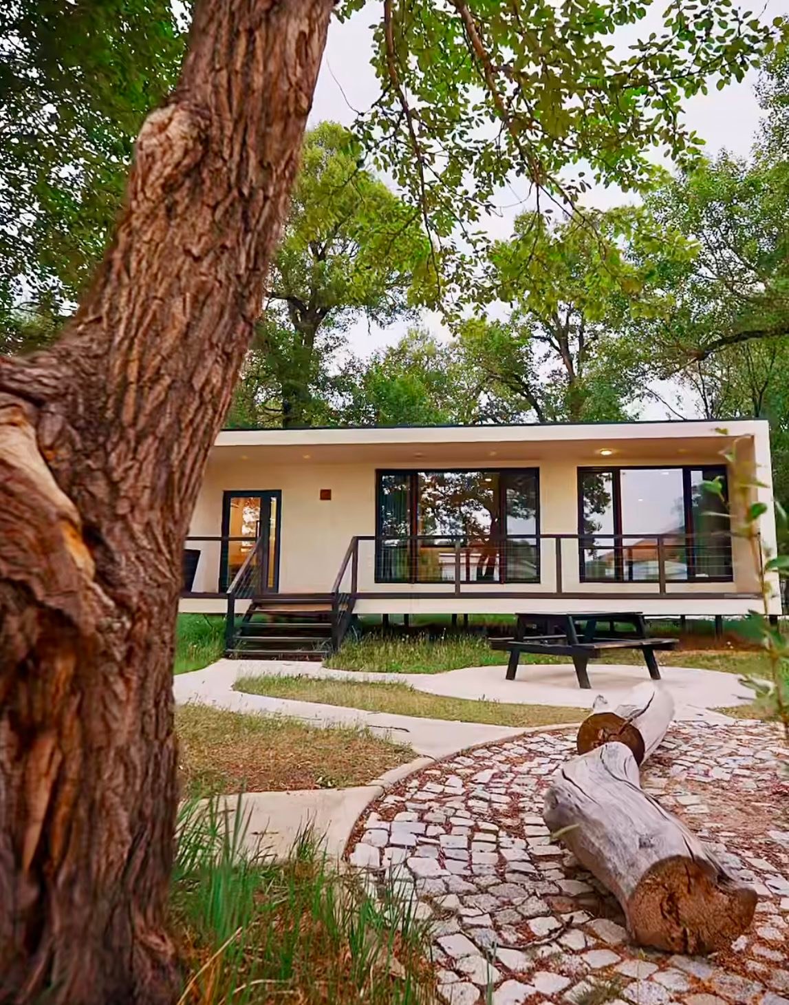 Grassland luxury resort Facebook ad: Манай амралт нь албан байгууллага, хамт олон,найз нөхдийн…
