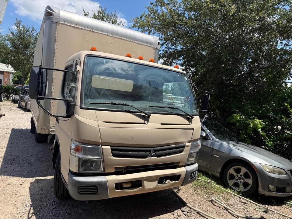 Shadi Khorsandi Facebook ad: 2015 Mitsubishi fuso box truck