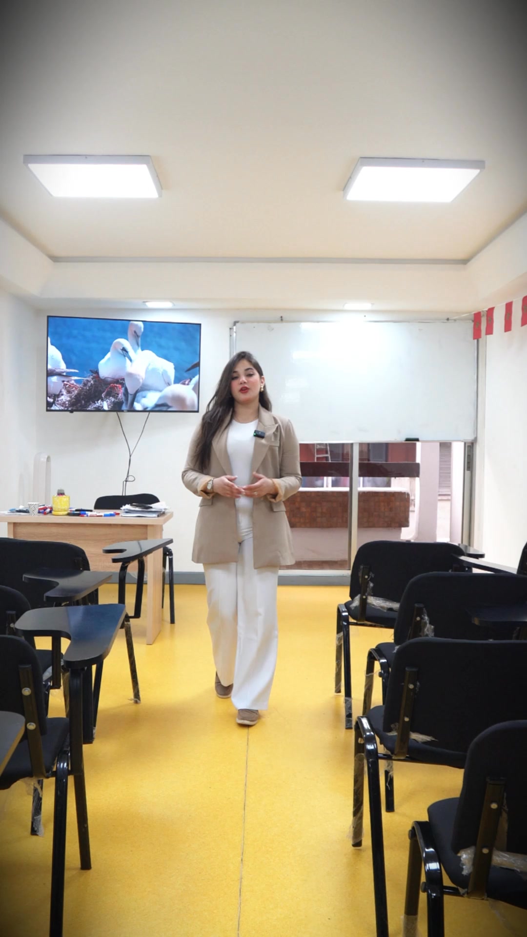 Super language school Facebook ad: انضم إلينا الآن