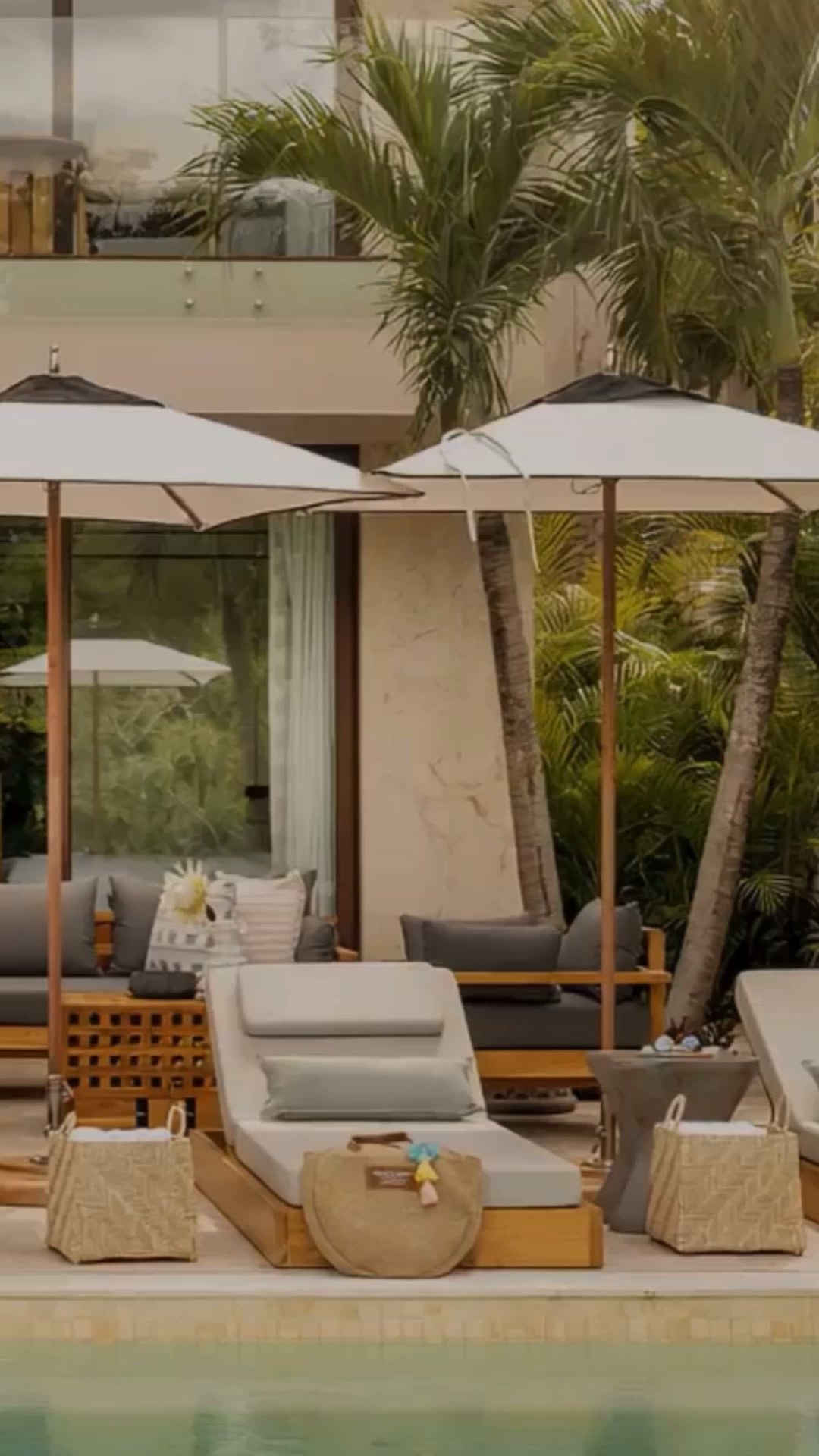 Exclusive Resorts Facebook ad: Become a Member this Fall.