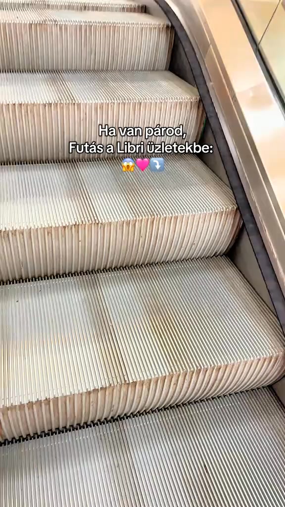 100Moments Facebook ad: Már a Líra és Libri üzletekben is!