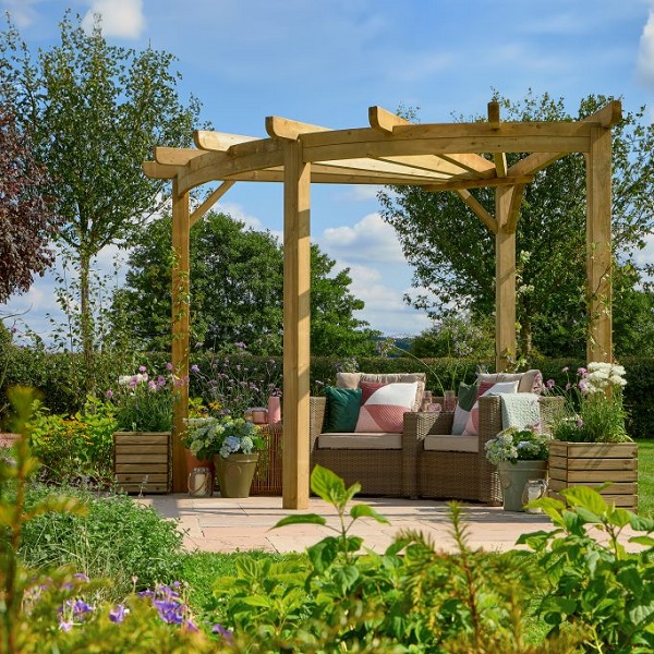 Taylor Made Planters Ltd Facebook ad: Premium UK-Made Garden Planters