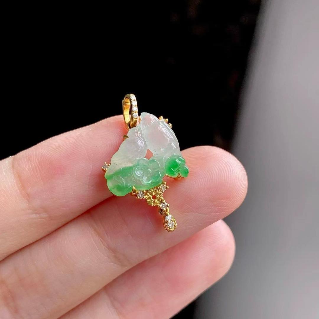 JADE Jewelry Facebook ad: จี้หยกนกคู่ ค่าตัวน้อง 48,888 บาท