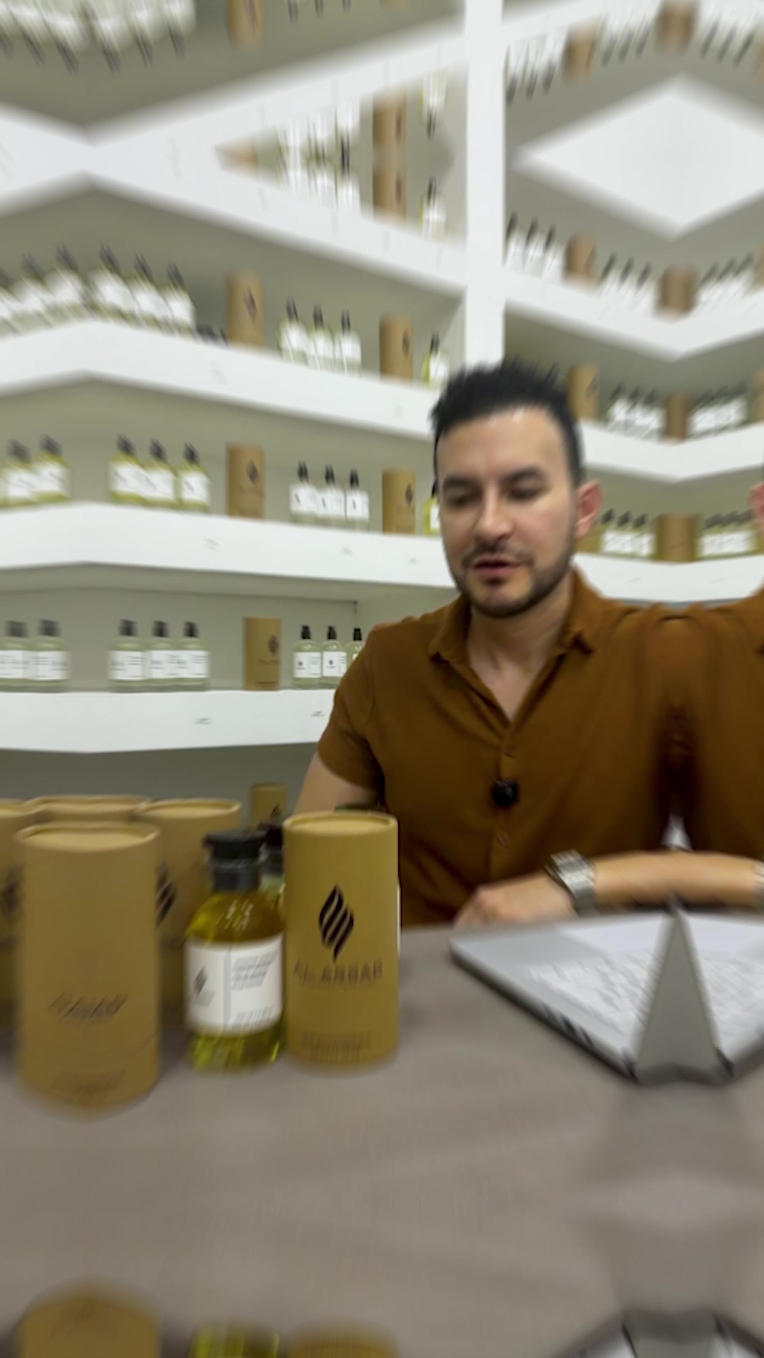 Al Assad Perfumeria Facebook ad: Perfumes de lujo, sin el precio de lujo.