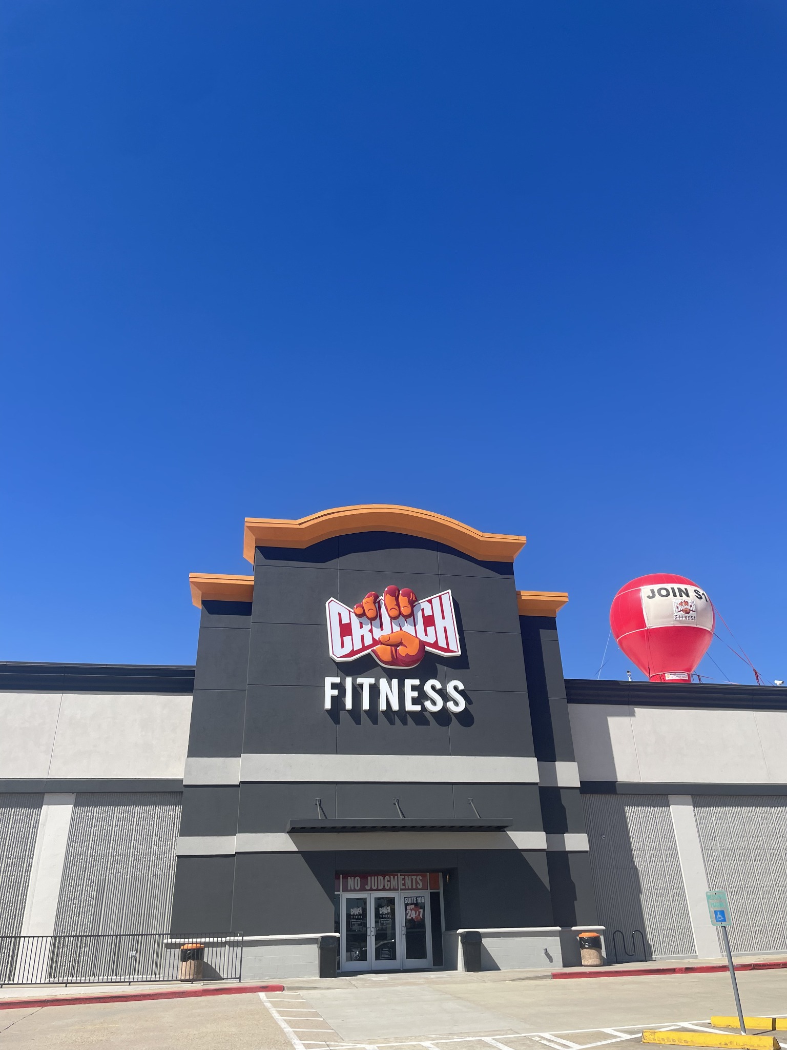 Crunch Fitness Facebook ad: Join Crunch for $1 + 1 Month Free