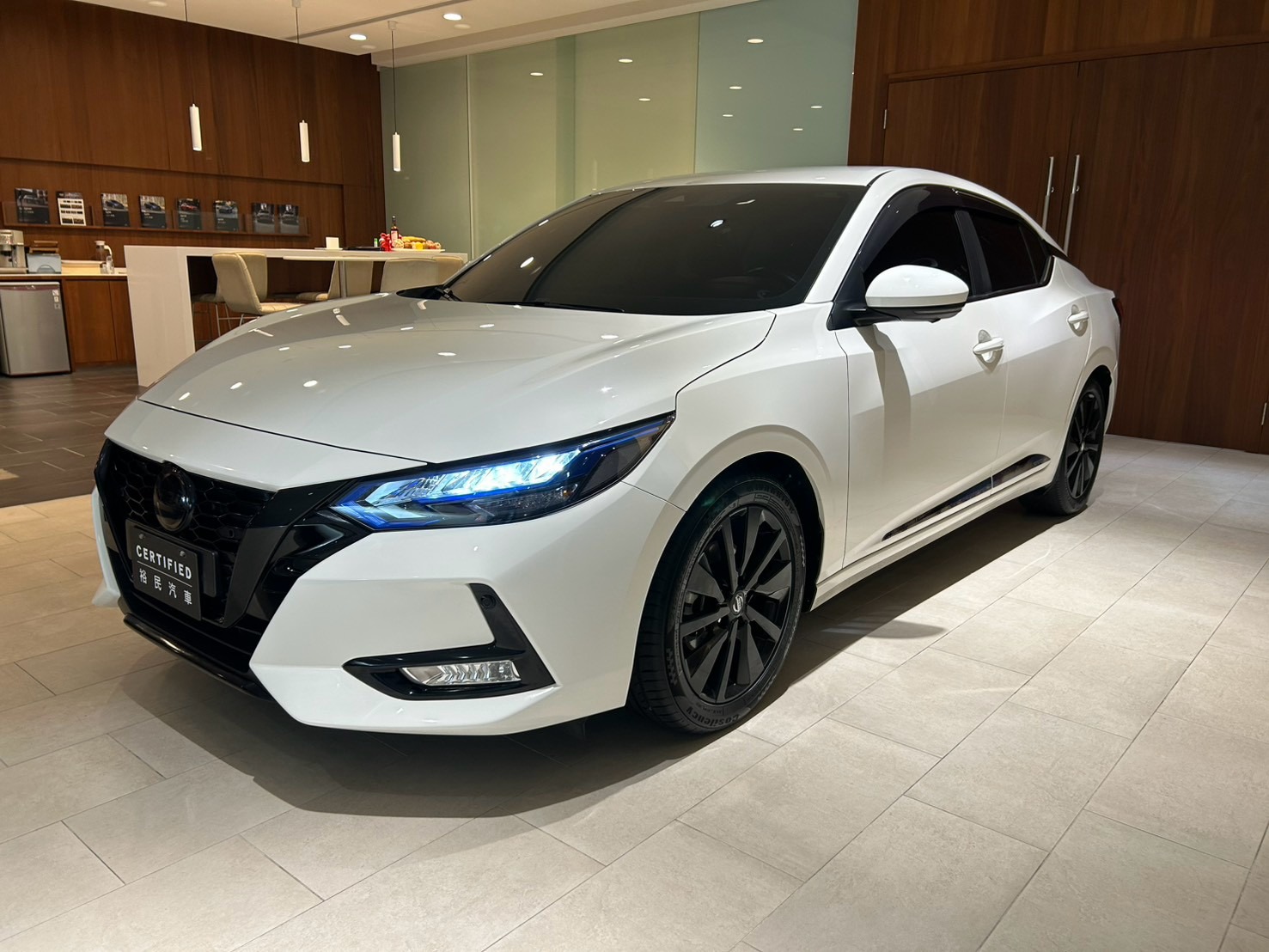 馬克精選車庫 Facebook ad: 售$ 55.8萬 藍紋頭燈、限量黑化套件 配備ACC、盲點、環景