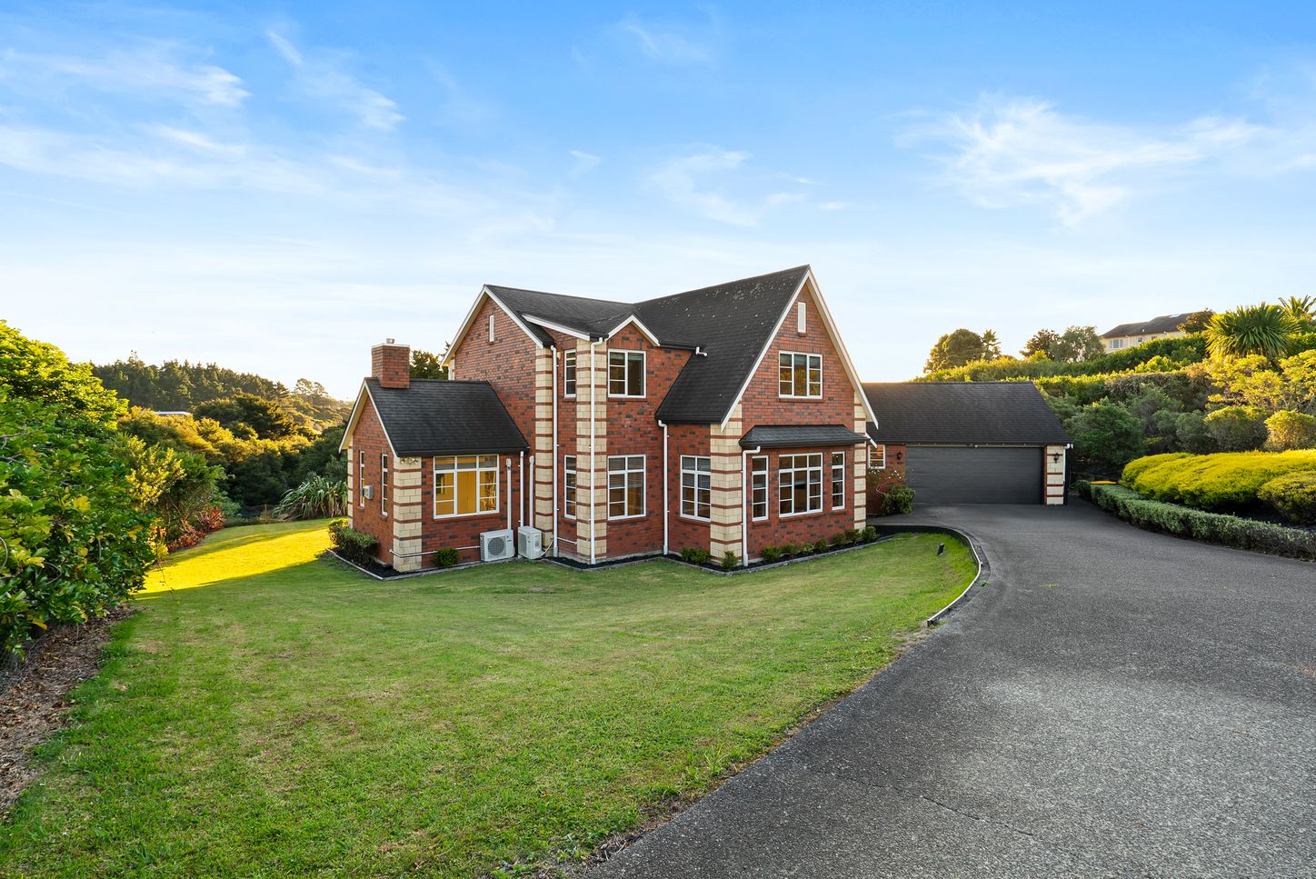 Harcourts New Age Facebook ad: English Manor Elegance, Must Be Sold!