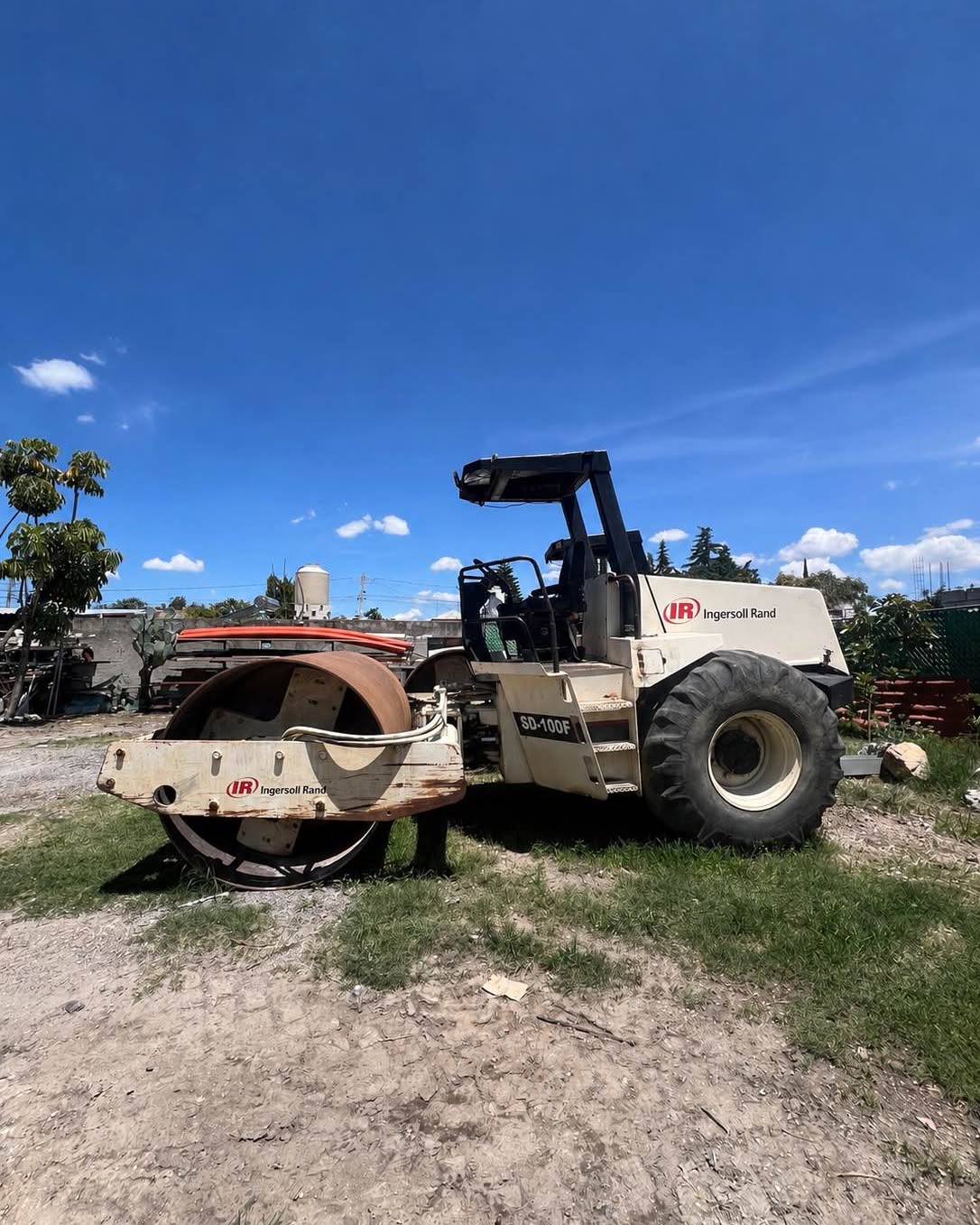Octavio Marcial Facebook ad: Renta O venta de Vibrocompactador Ingersoll Rand SD-100F…