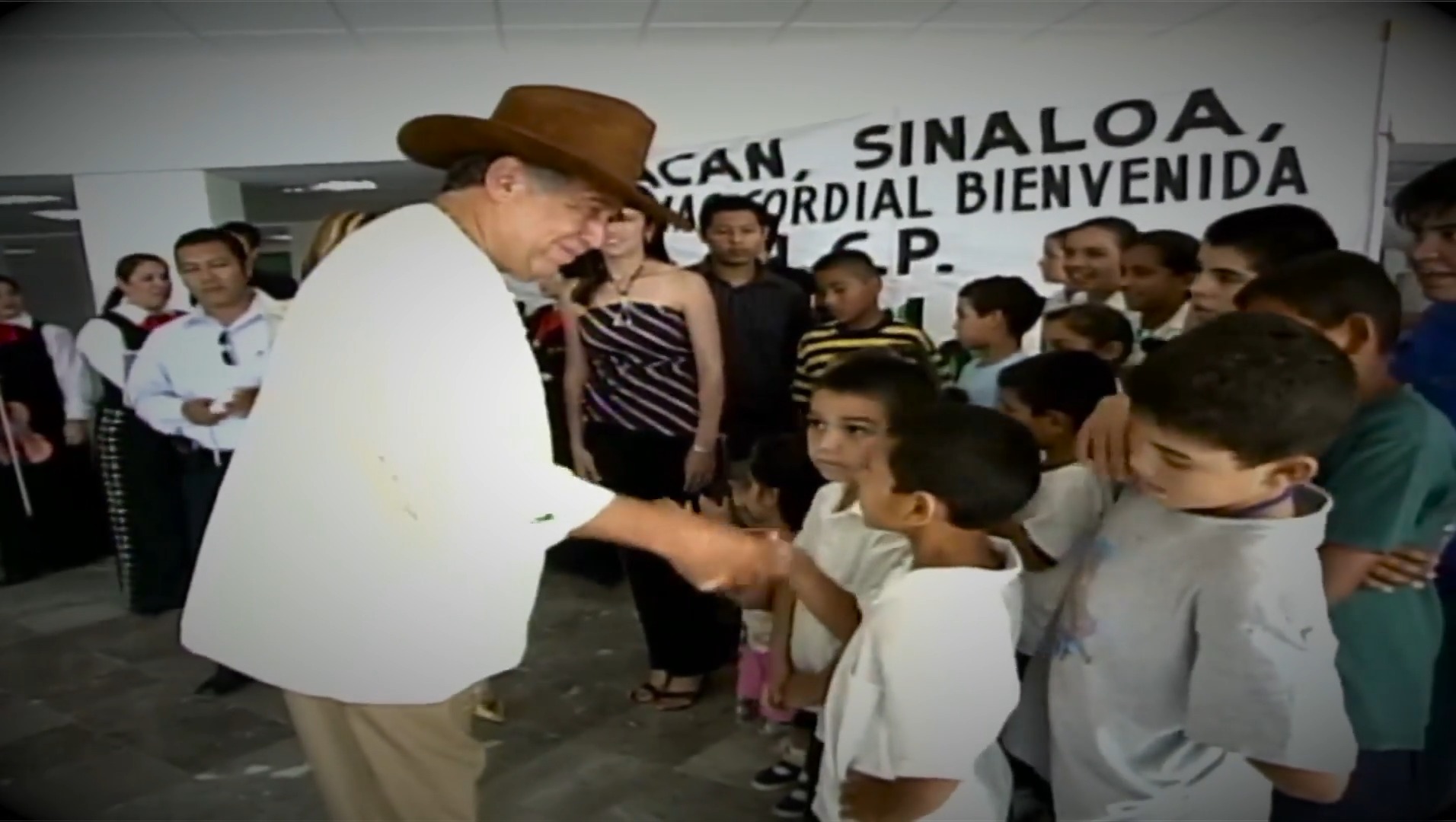 Víctor González Dr. Simi Facebook ad: Muchos confunden hacer política, que es -como yo lo veo…