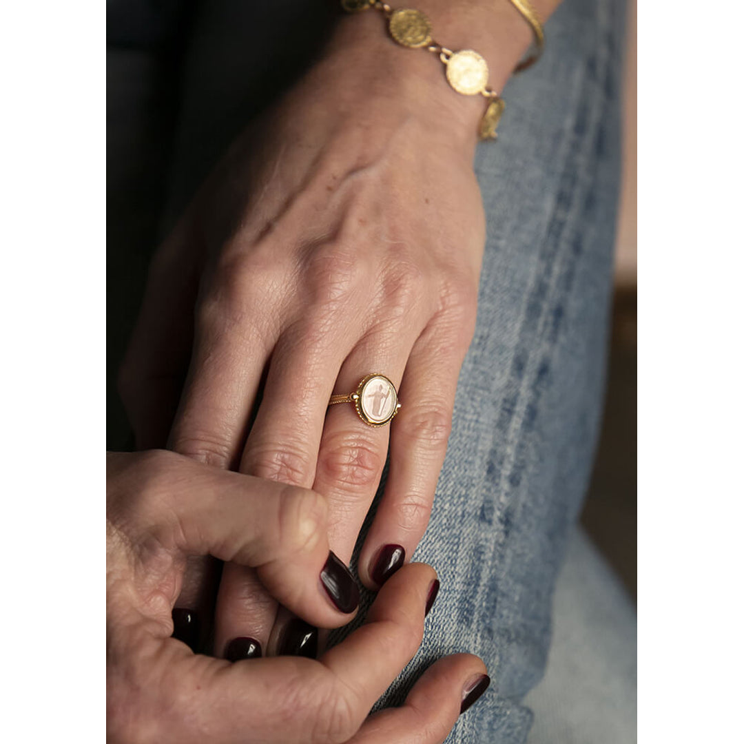 Alix D. Reynis Facebook ad: Nos bijoux, en vermeil et en or, sont…