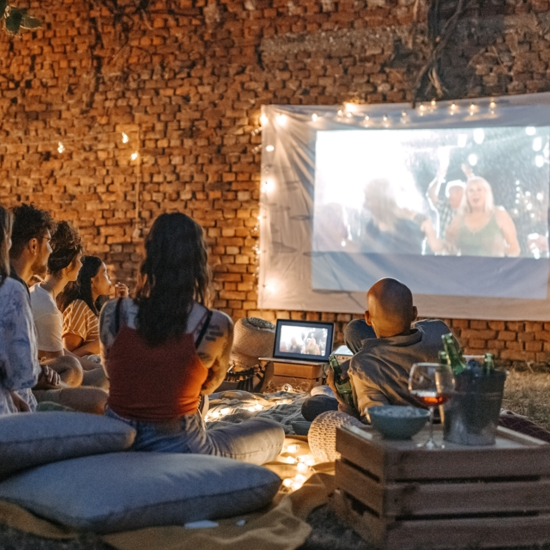 Bien dans mon âge Facebook ad: À 71 ans, il transforme sa cour en cinéma de plein air…