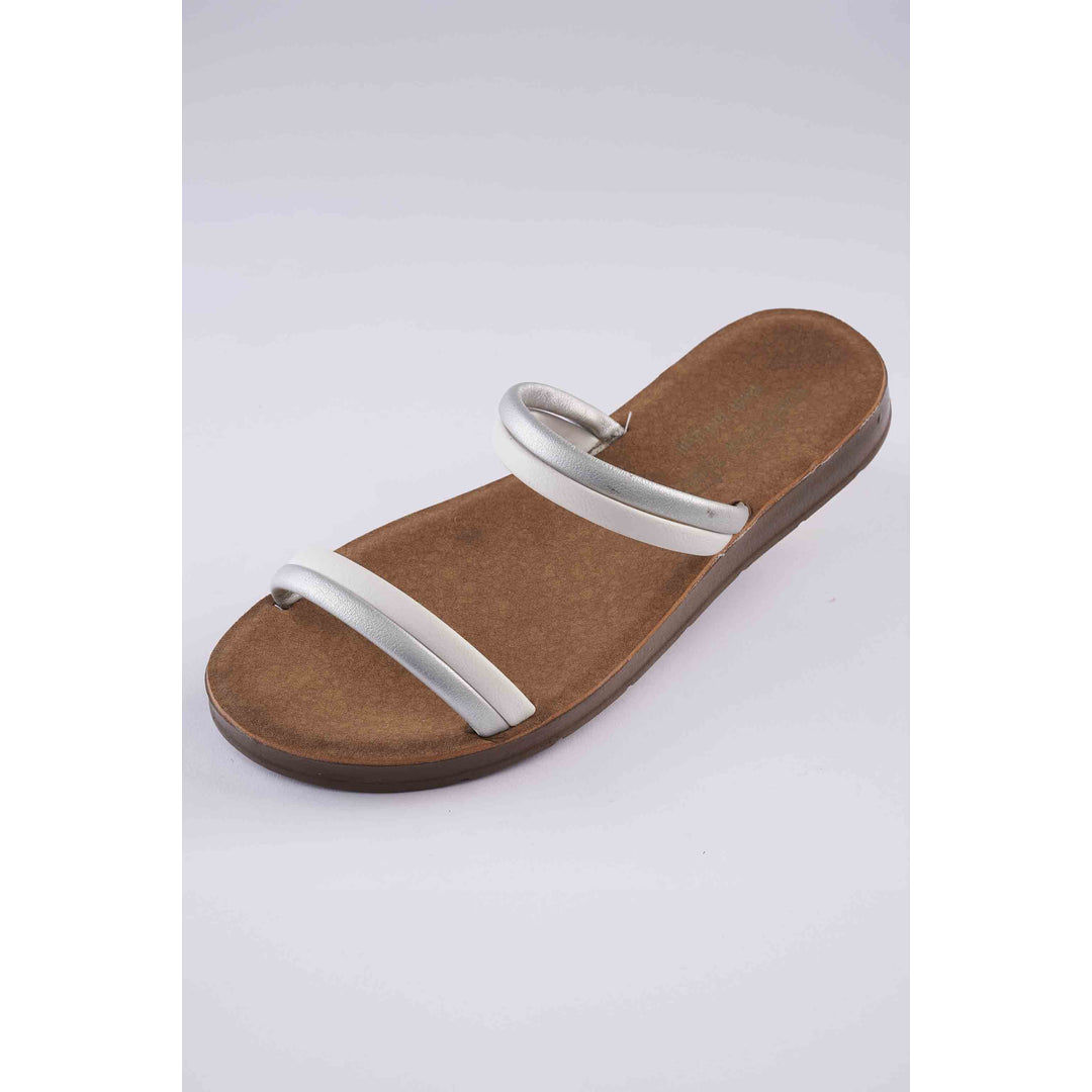 Weflx.com Facebook ad: 35% OFF on all sandals!