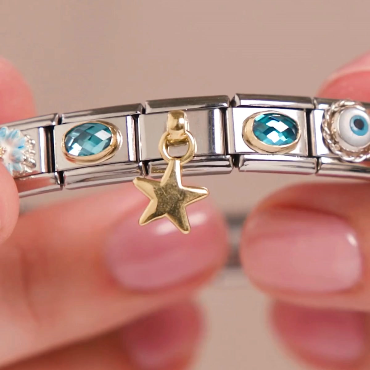 Nomination Facebook ad: Hver charm forteller en historie.