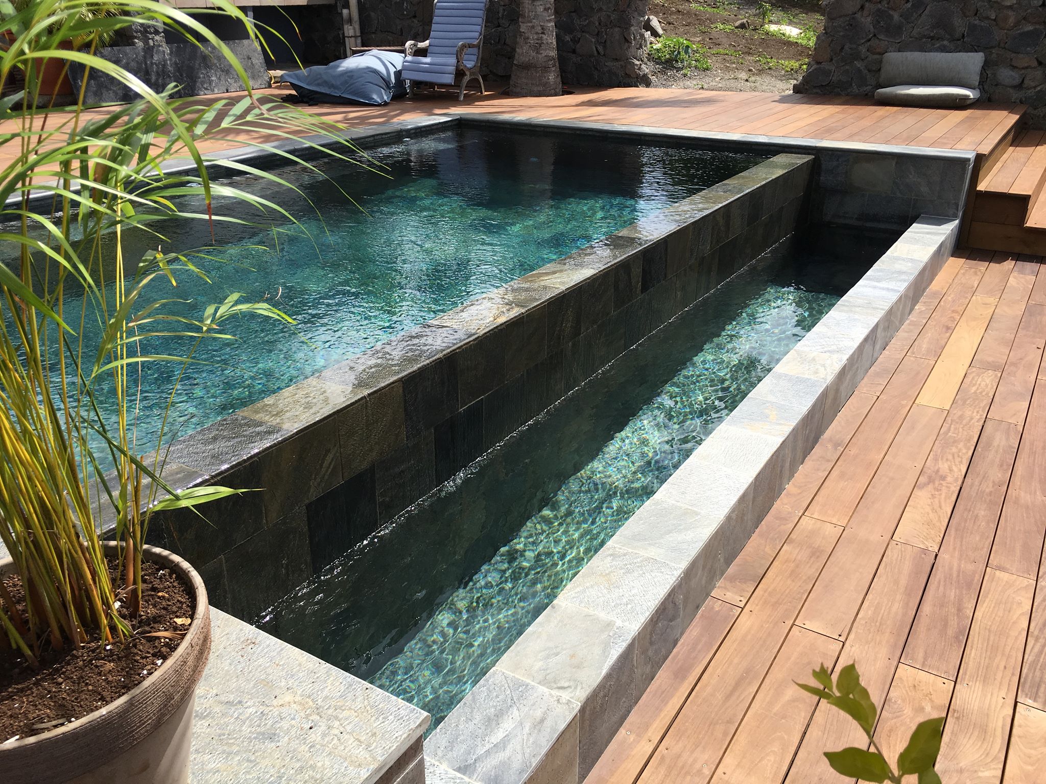 Design Piscines OI Facebook ad: Constructeur de piscines traditionnelles, rénovation, SAV…