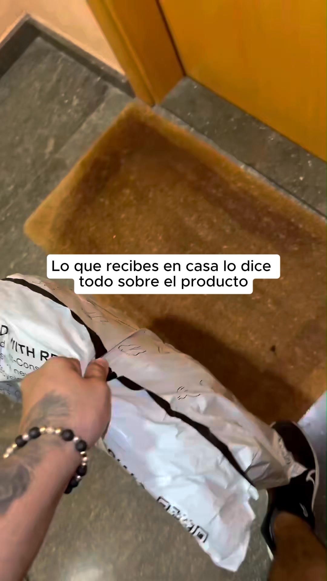 Softpet Facebook ad: Gánale la batalla al pelo de tu mascota.
