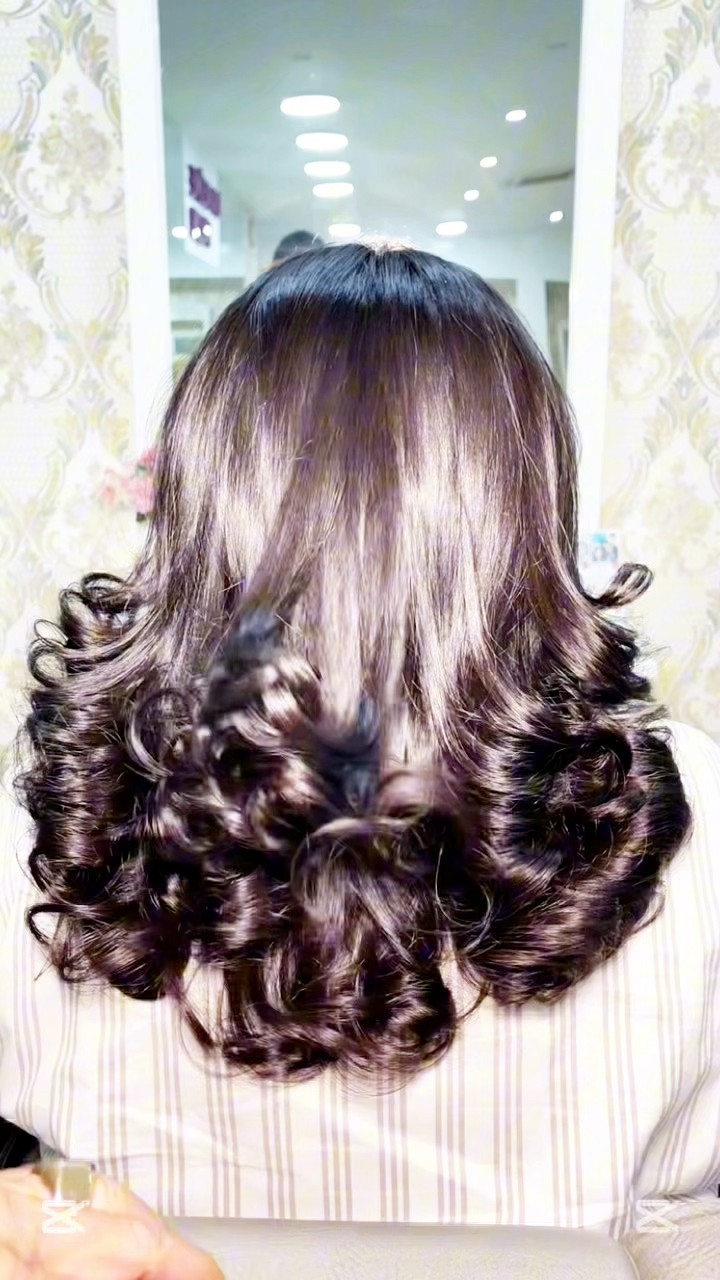La Reine Salon Facebook ad: អ៊ុតសក់ = 69$