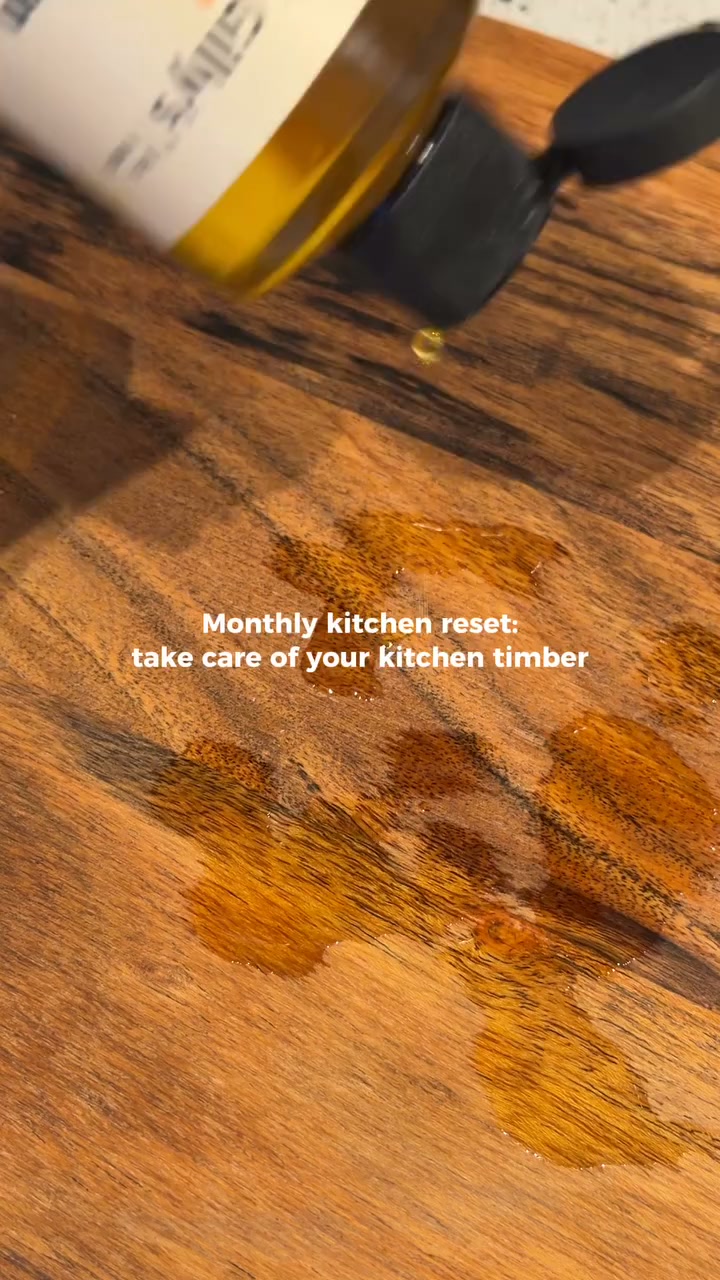 Gilly's Facebook ad: Natural Timber Oils