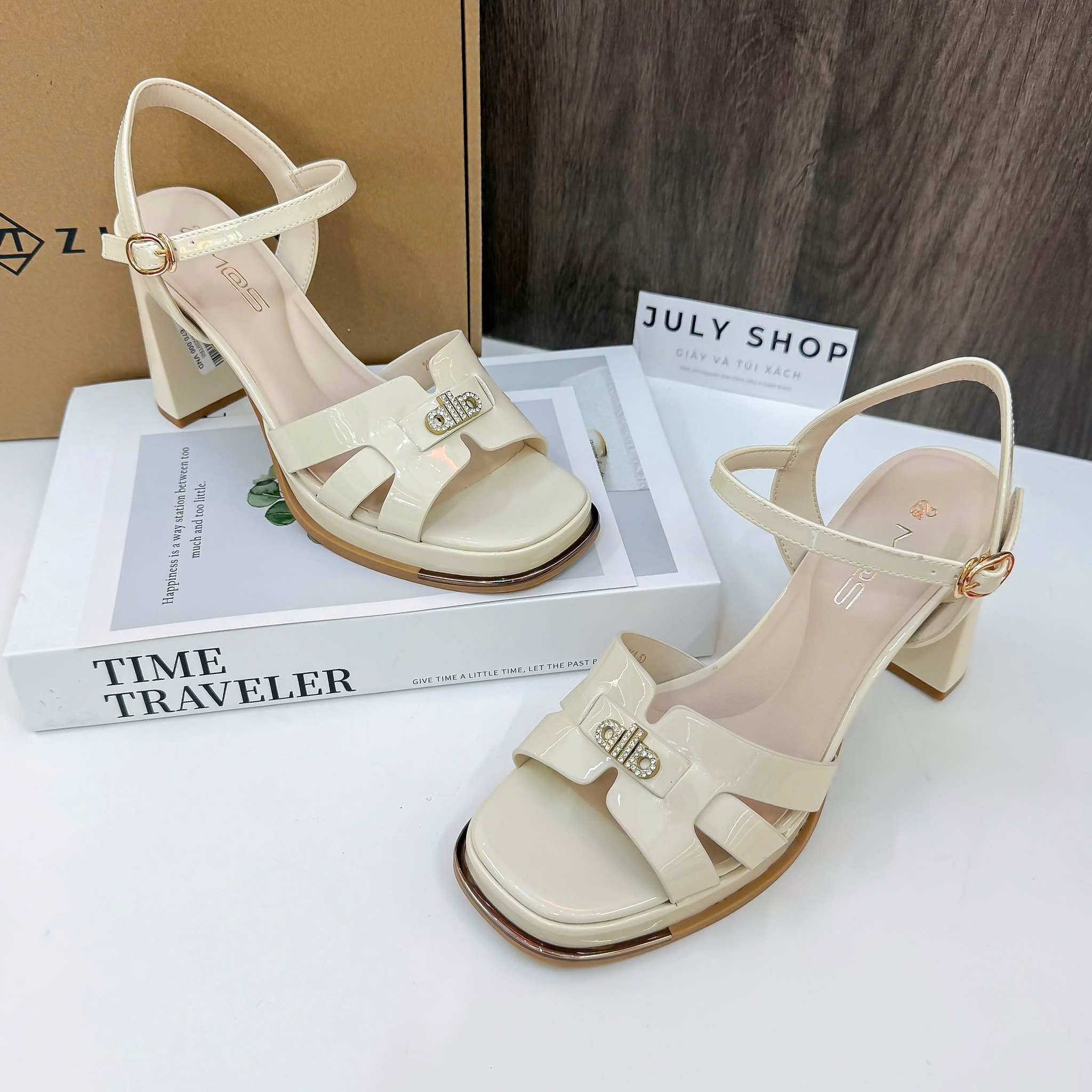 July Diêm Điền Facebook ad: Chọn ngay một đôi sandal chân ái để…