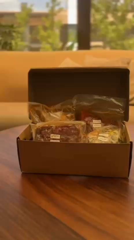 Meat Box Facebook ad: Escribenos