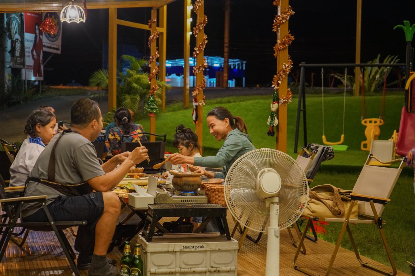 City Camp Facebook ad: City Camp ที่ที่ความสุขของครอบครัวรวมตัวกัน อิ่มท้อง…