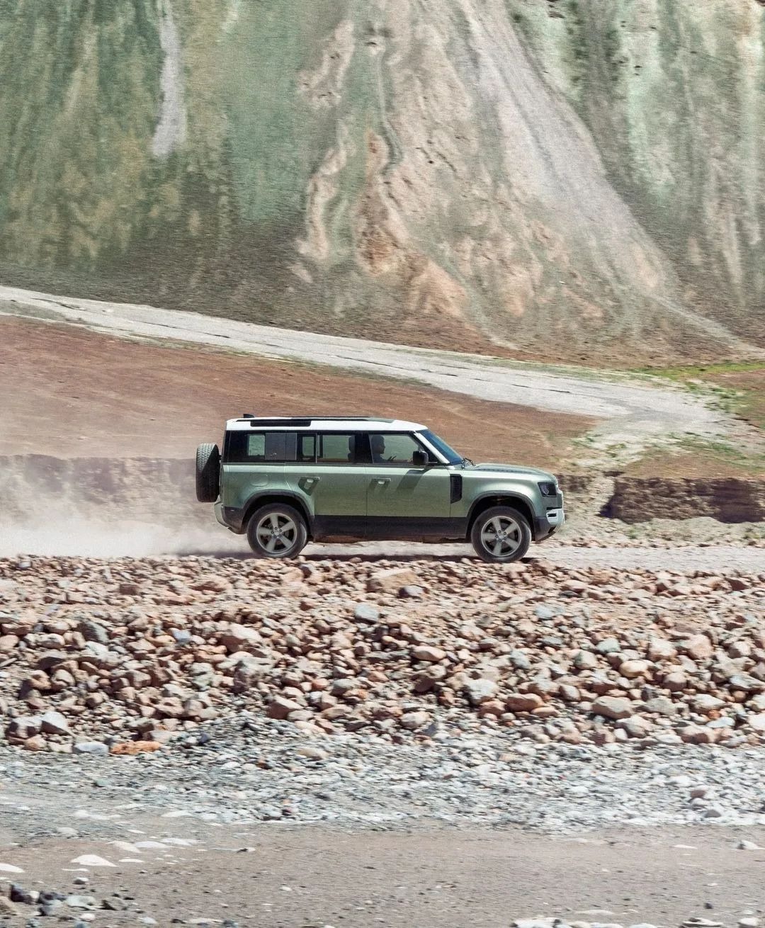 Land Rover I Ace Perkins Facebook ad: Between a rock and a hard place.