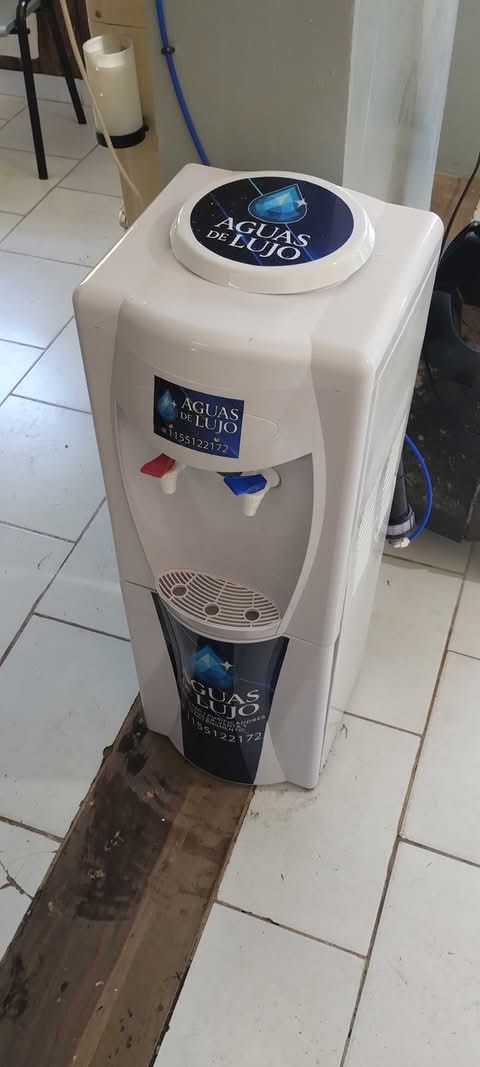 Aguas de lujo Facebook ad: dispenser con filtro purificador, no lleva bidon, no…