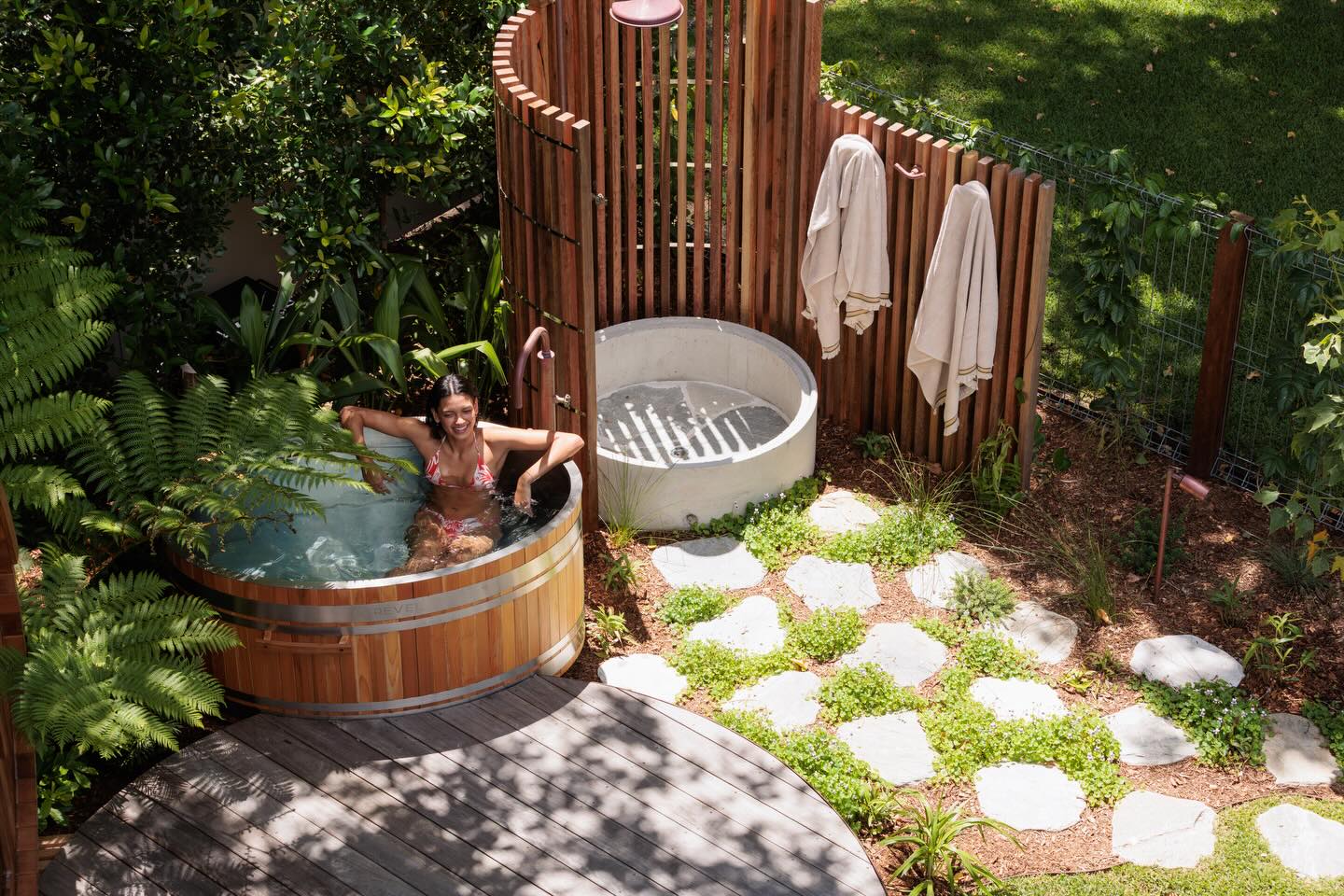 Brookes Blooms Facebook ad: @brookiesbeachhouse designed & built by @brookesblooms