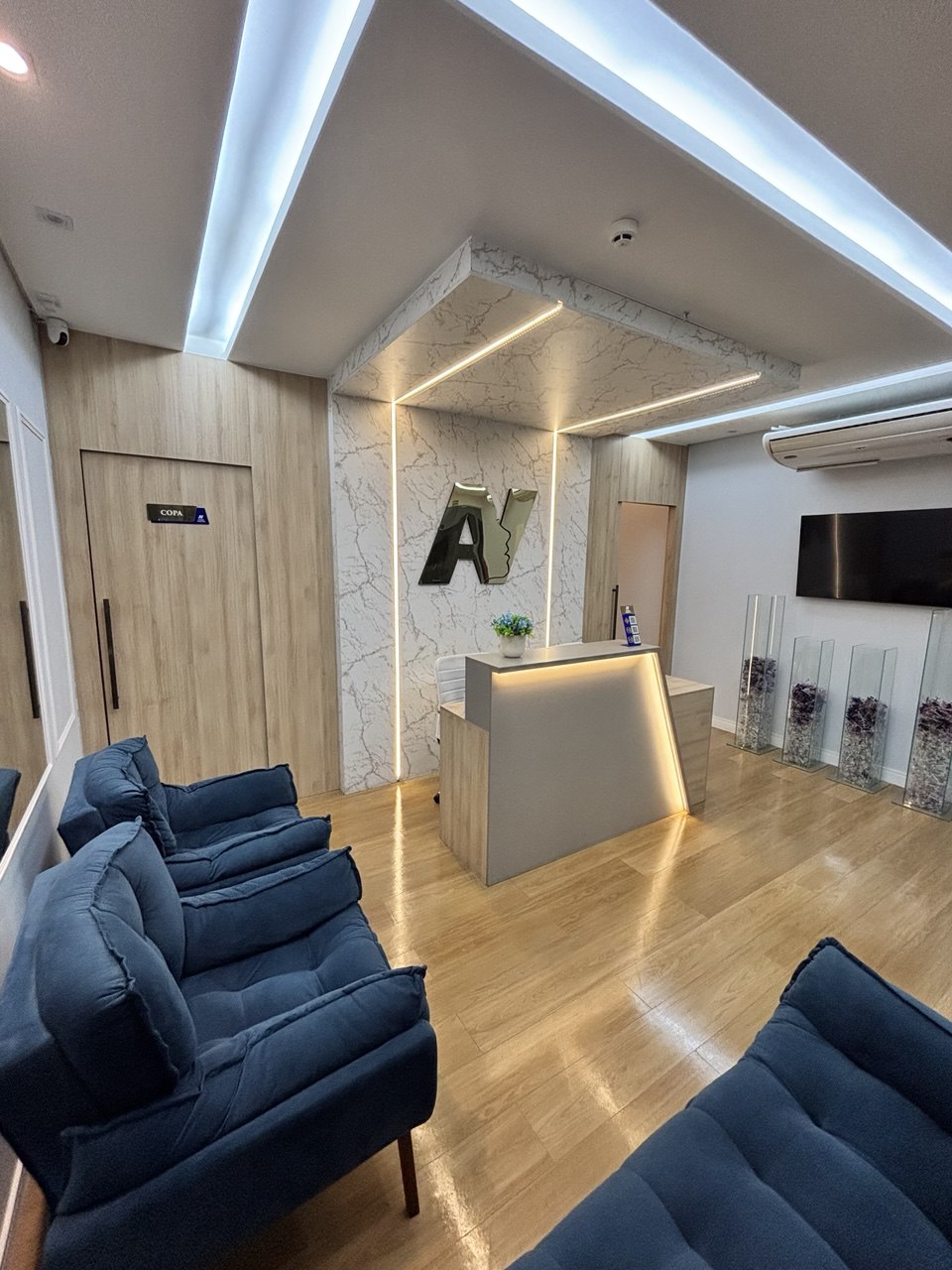 Hugo & Adriana Facebook ad: Sala comercial à venda no SKY Platinum Offices…